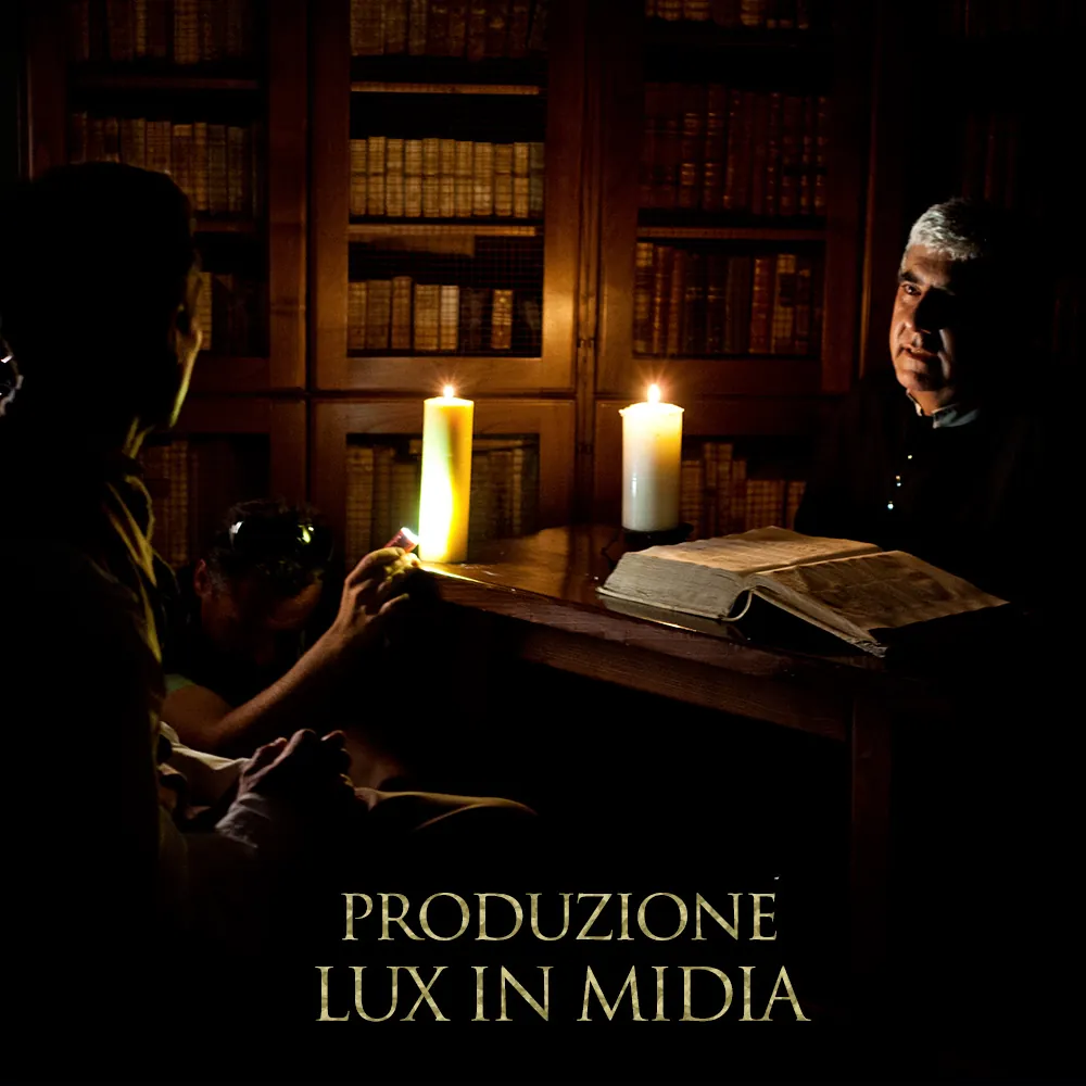 Un fotogramma del film: Bartolo Longo e la contessa de Fusco nella biblioteca, a lume di candela